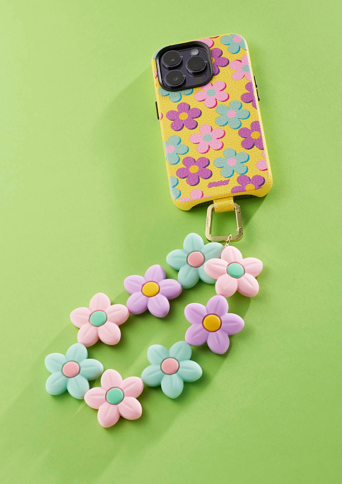 Cover Untags per iPhone 14 Pro Max gialla della collezione Bloom con charm e Phone Strap con fiori