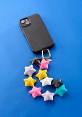 Cover Untags per iPhone 13 nera con Phone Strap con stelle colorate
