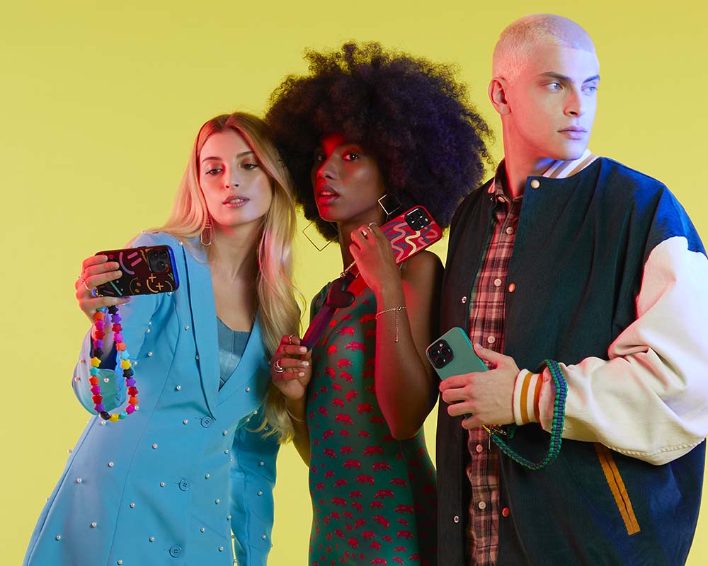 Ragazzi con phone strap scoubidou e cover iPhone 13 Pro e 14 UNTAGS