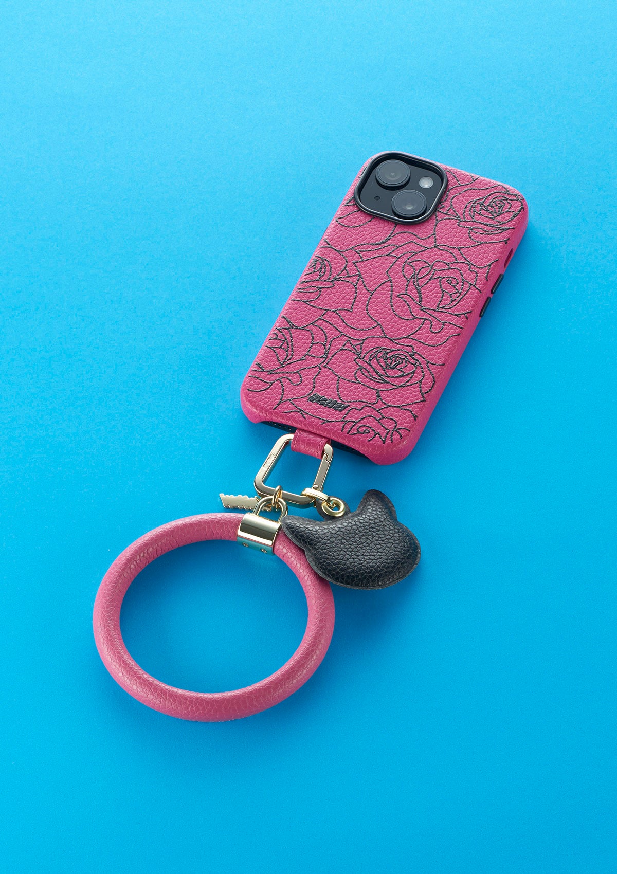 Phone Charm Gatto nero con cover per iPhone rosa e Phone Bangle rosa