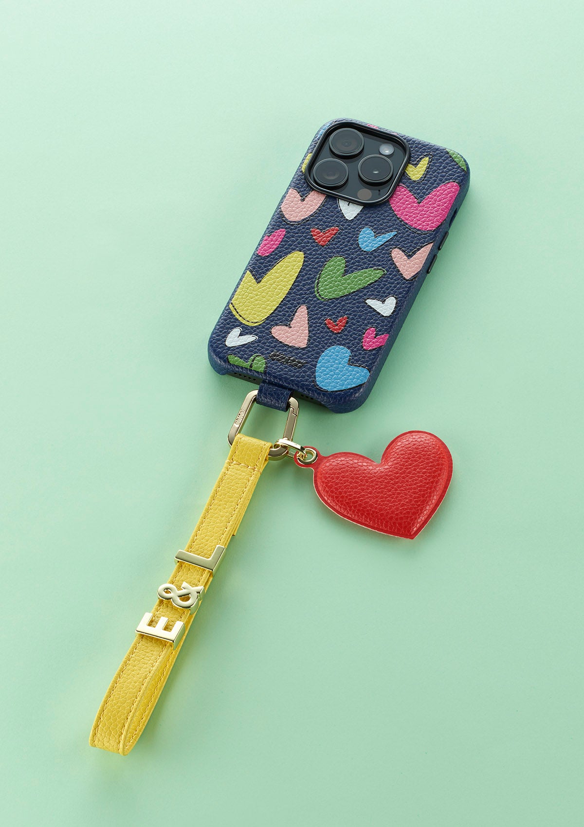Cover_iPhone_15_Pro_Funny_Things_Hearts_Blu_Phone_Starp_Giallo_Phone_Charm_Cuore_rosso