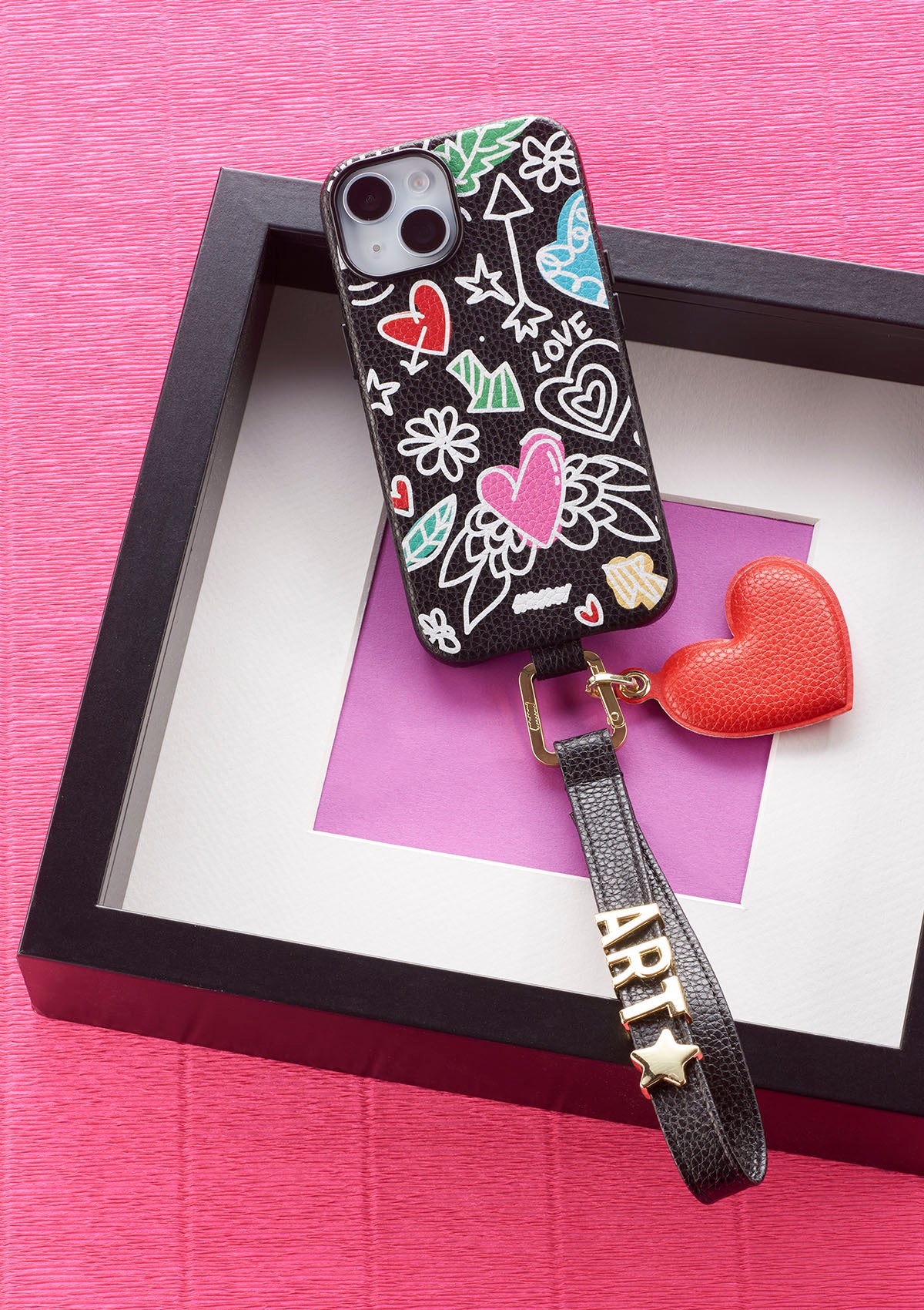 Phone Strap personalizzabile Nero con Cover iPhone Nera, Lettere in Metallo e Phone Charm Cuore Rosso
