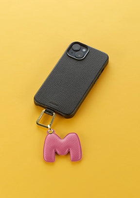 Cover_iPhone_15_Palette_Nera_Phone_Charm_Lettera_M_rosa