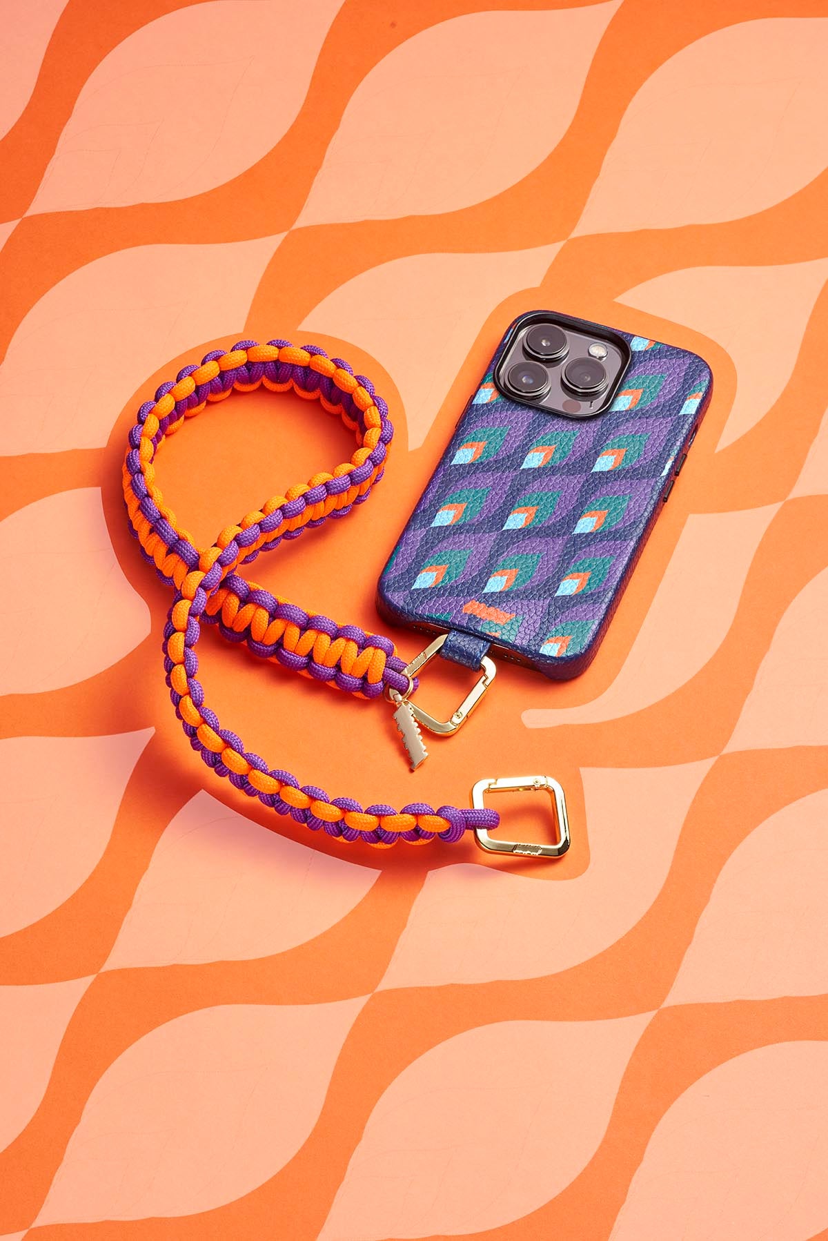 Cover Untags per iPhone 14 Pro Max in colore blu con stampa grafica and Phone Strap Scoubidou arancione e viola