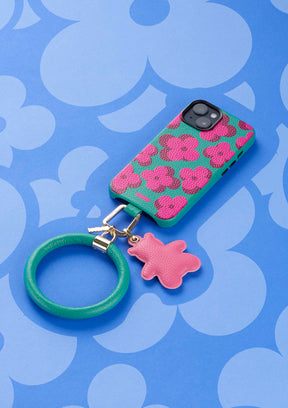 Cover Untags per iPhone 14 Pro Max in colore verde con fiori e accessori Phone Bangle e Phone charm simbolo