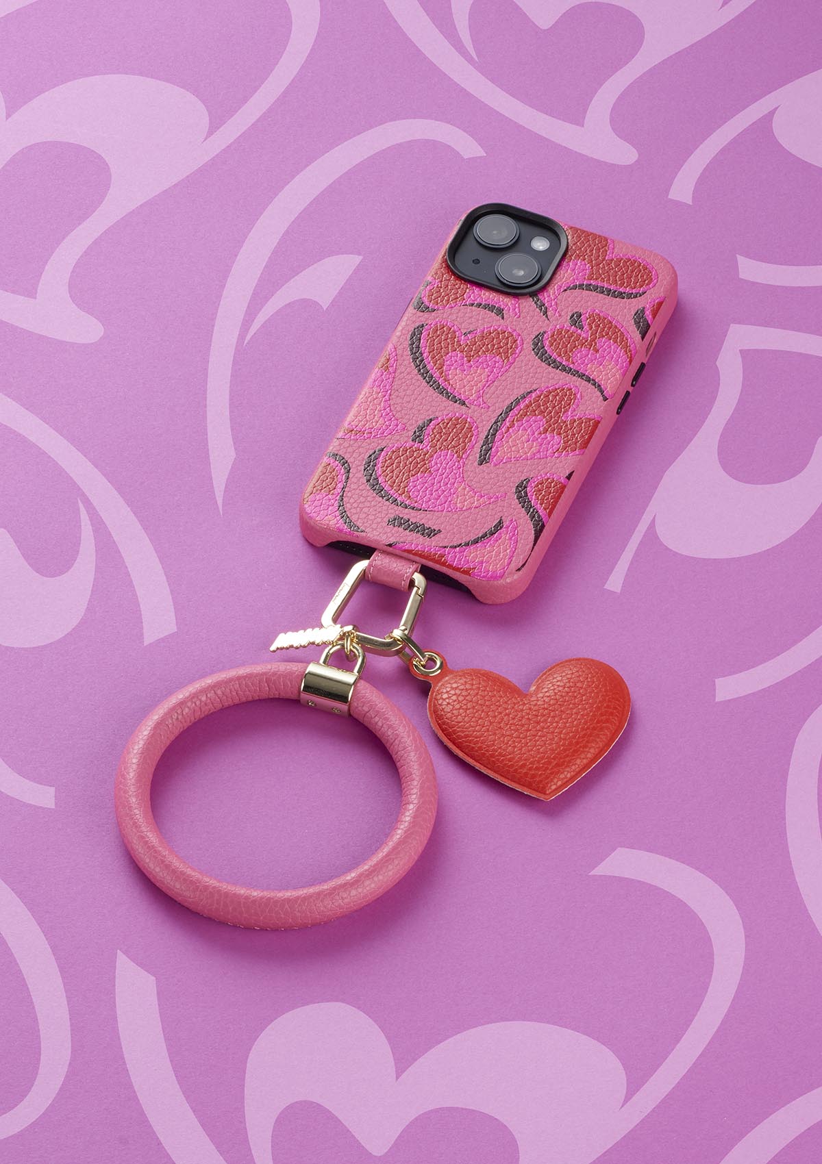 Cover Untags per iPhone 14/13 in colore rosa con cuori e accessori Phone Bangle e Phone charm 