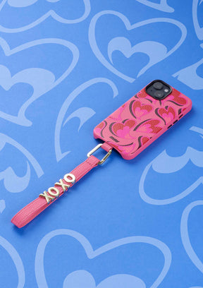 Cover Untags per iPhone 14/13 in colore rosa con cuori e Phone Strap personlizzabile rosa con lettere in metallo