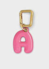 Charm Untags per iPhone a forma di lettera A, effetto pelle in colore rosa, con moschettone per attaccare l’accessorio alla cover