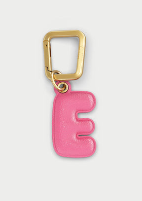 Charm Untags per iPhone a forma di lettera E, effetto pelle in colore rosa, con moschettone per attaccare l’accessorio alla cover