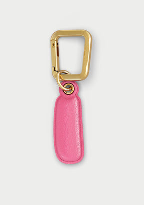 Charm Untags per iPhone a forma di lettera I, effetto pelle in colore rosa, con moschettone per attaccare l’accessorio alla cover