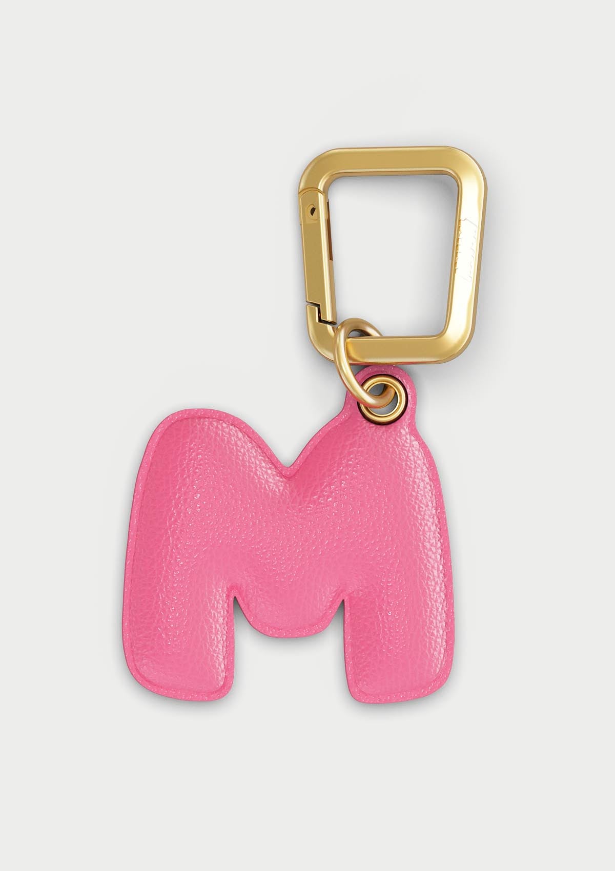 Charm Untags per iPhone a forma di lettera M, effetto pelle in colore rosa, con moschettone per attaccare l’accessorio alla cover