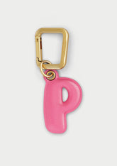 Charm Untags per iPhone a forma di lettera P, effetto pelle in colore rosa, con moschettone per attaccare l’accessorio alla cover