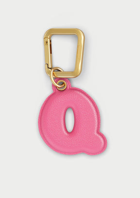 Charm Untags per iPhone a forma di lettera Q, effetto pelle in colore rosa, con moschettone per attaccare l’accessorio alla cover