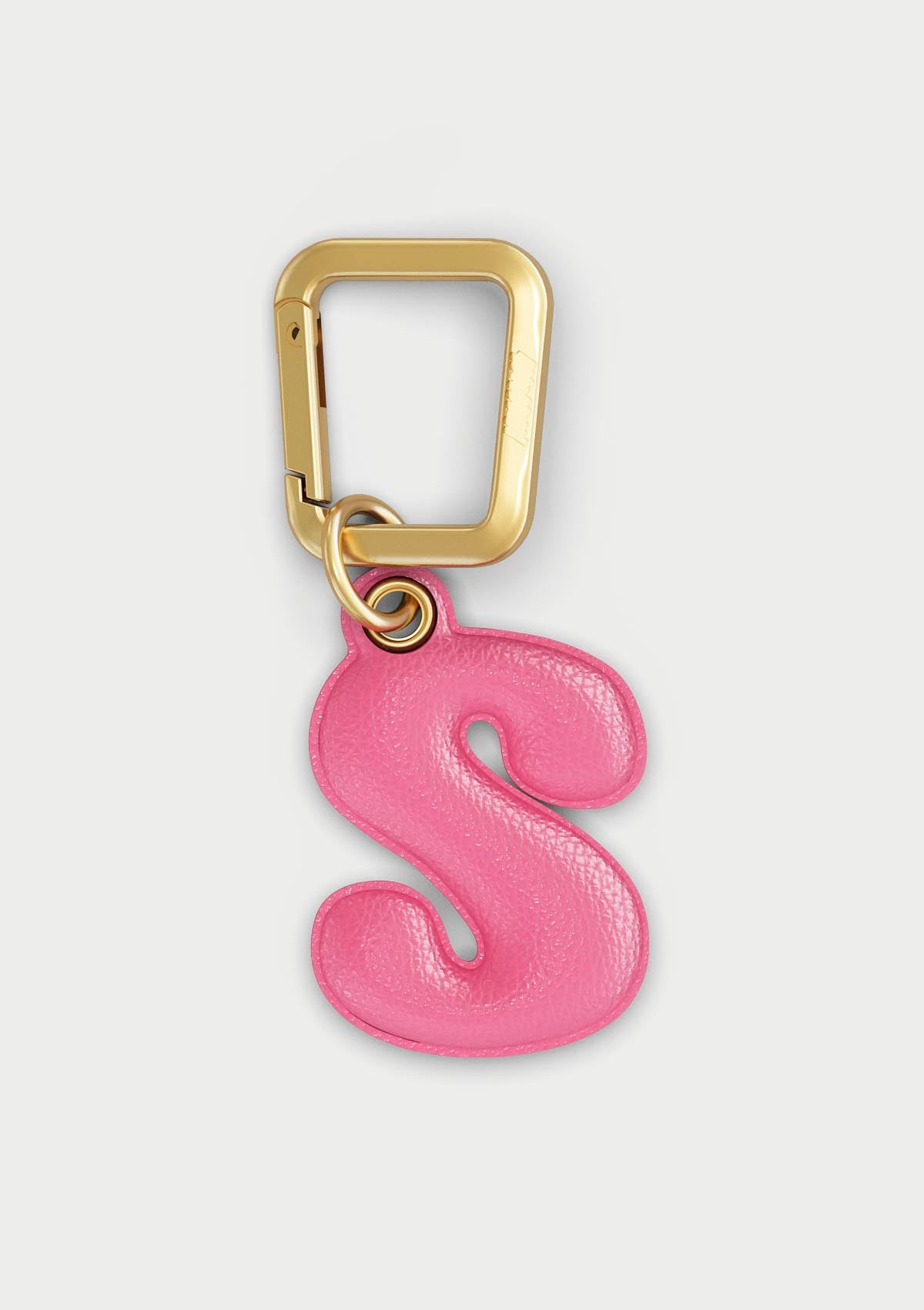 Charm Untags per iPhone a forma di lettera S, effetto pelle in colore rosa, con moschettone per attaccare l’accessorio alla cover