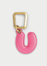 Charm Untags per iPhone a forma di lettera U, effetto pelle in colore rosa, con moschettone per attaccare l’accessorio alla cover