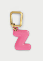 Charm Untags per iPhone a forma di lettera Z, effetto pelle in colore rosa, con moschettone per attaccare l’accessorio alla cover
